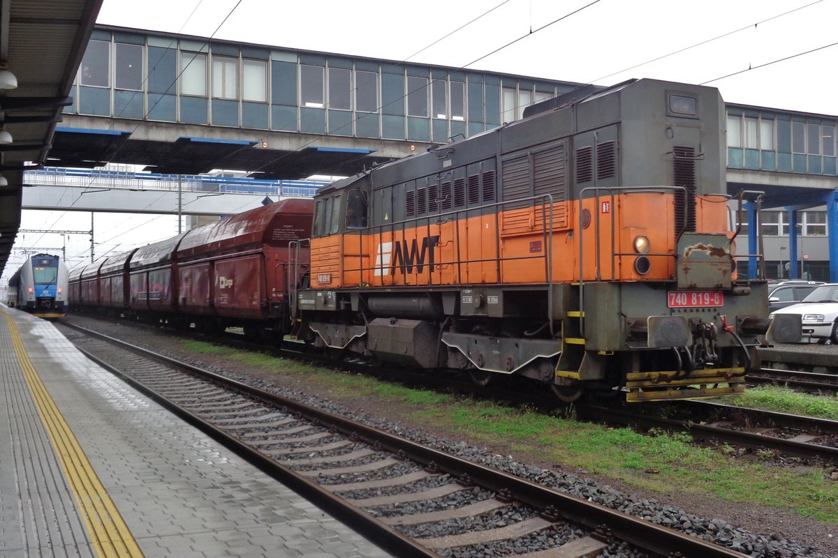 AWT coal train with 740 819 defies the pouring rain in Ostrava hl.n. on 23 September 2017.