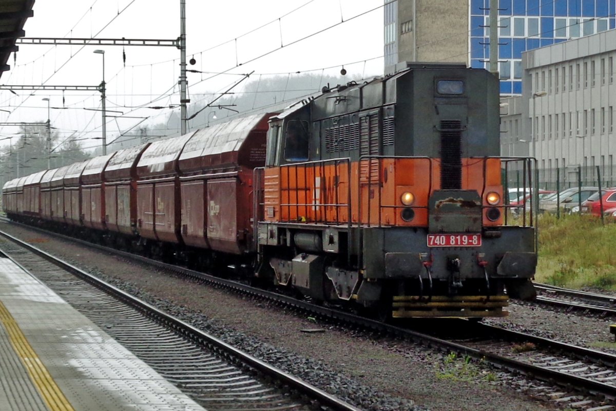 AWT coal train with 740 819 defies the pouring rain in Ostrava hl.n. on 23 September 2017.