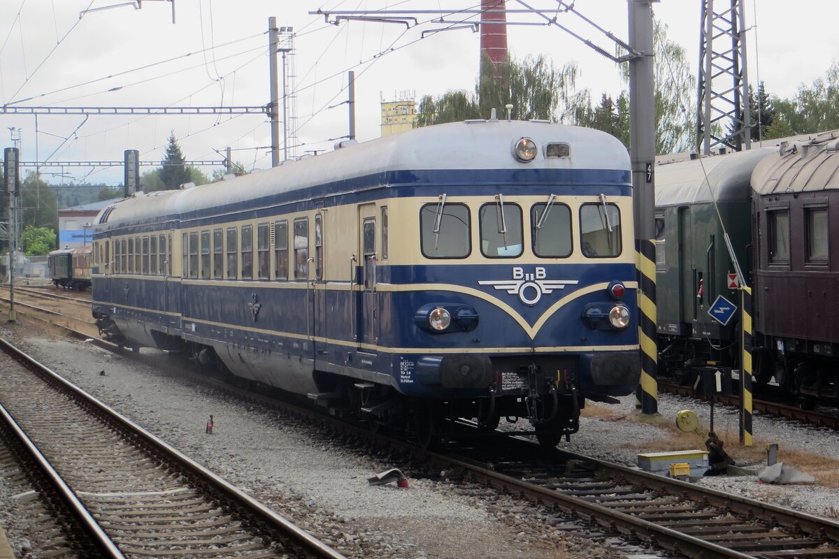 Back ewnd 645.02 of ÖGEG's 5145.11 stands in Benesov u Prahy on 11 September 2022 and is one of 17 guests, this DMU originating at the Heizhaus Strasshof.