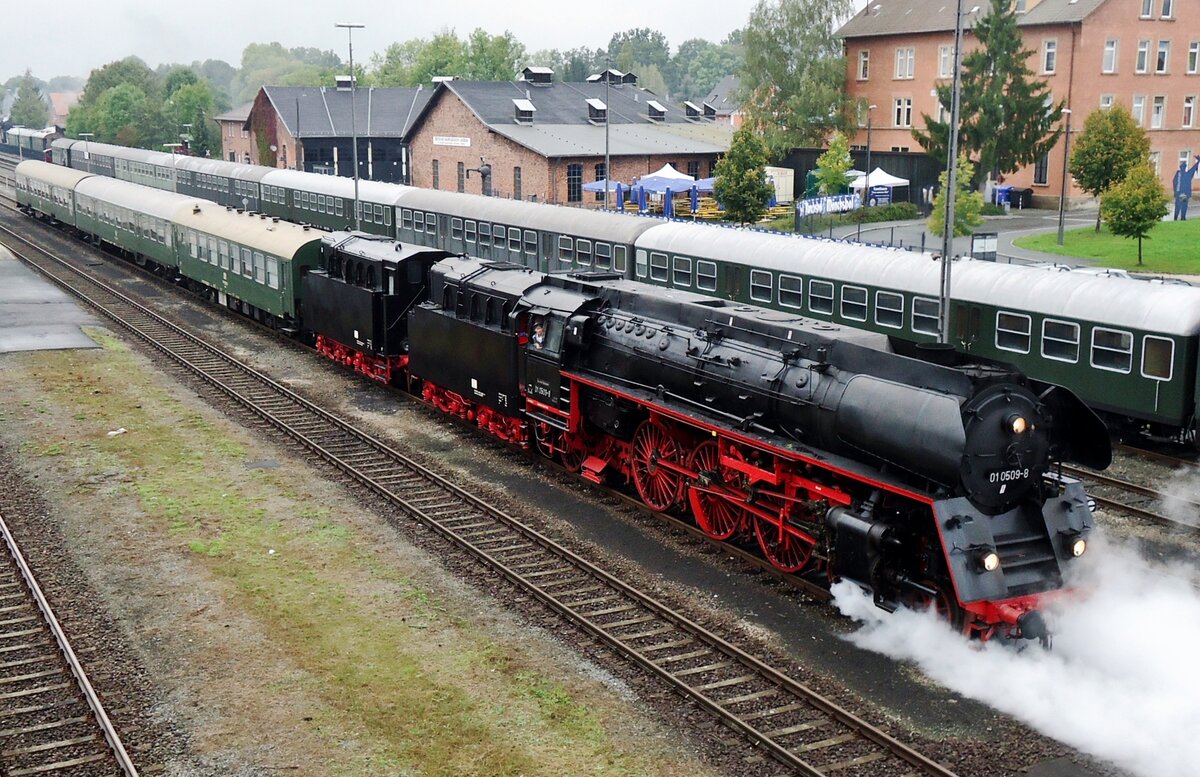 Back home! After a Pacific filled steam weekend at Neuenmarkt-Wirsberg, Cottbuser 01 509 readies herself with crew train for the back journey at Neuenmarkt-Wirsberg on 22 September 2014.