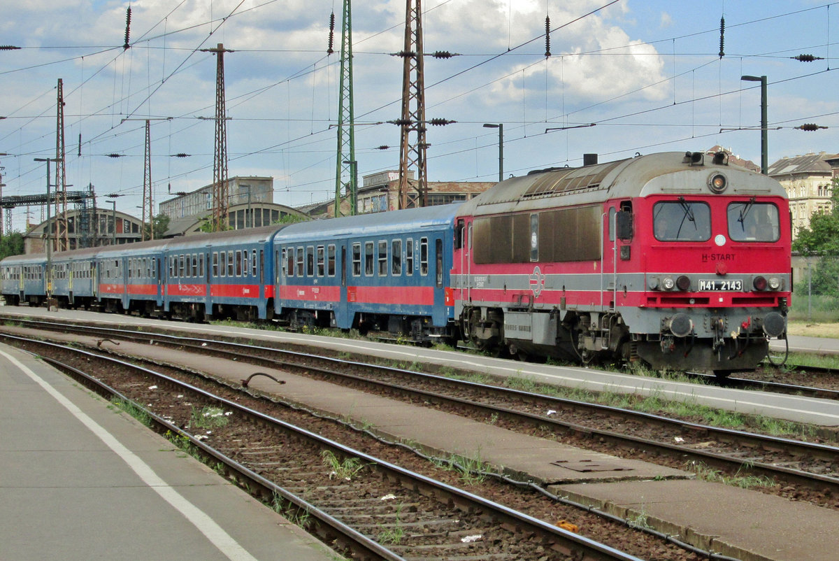 Back into het original colours, 418 143/M41-2143 calls at Budapest-Nyugati on 6 May 2016.