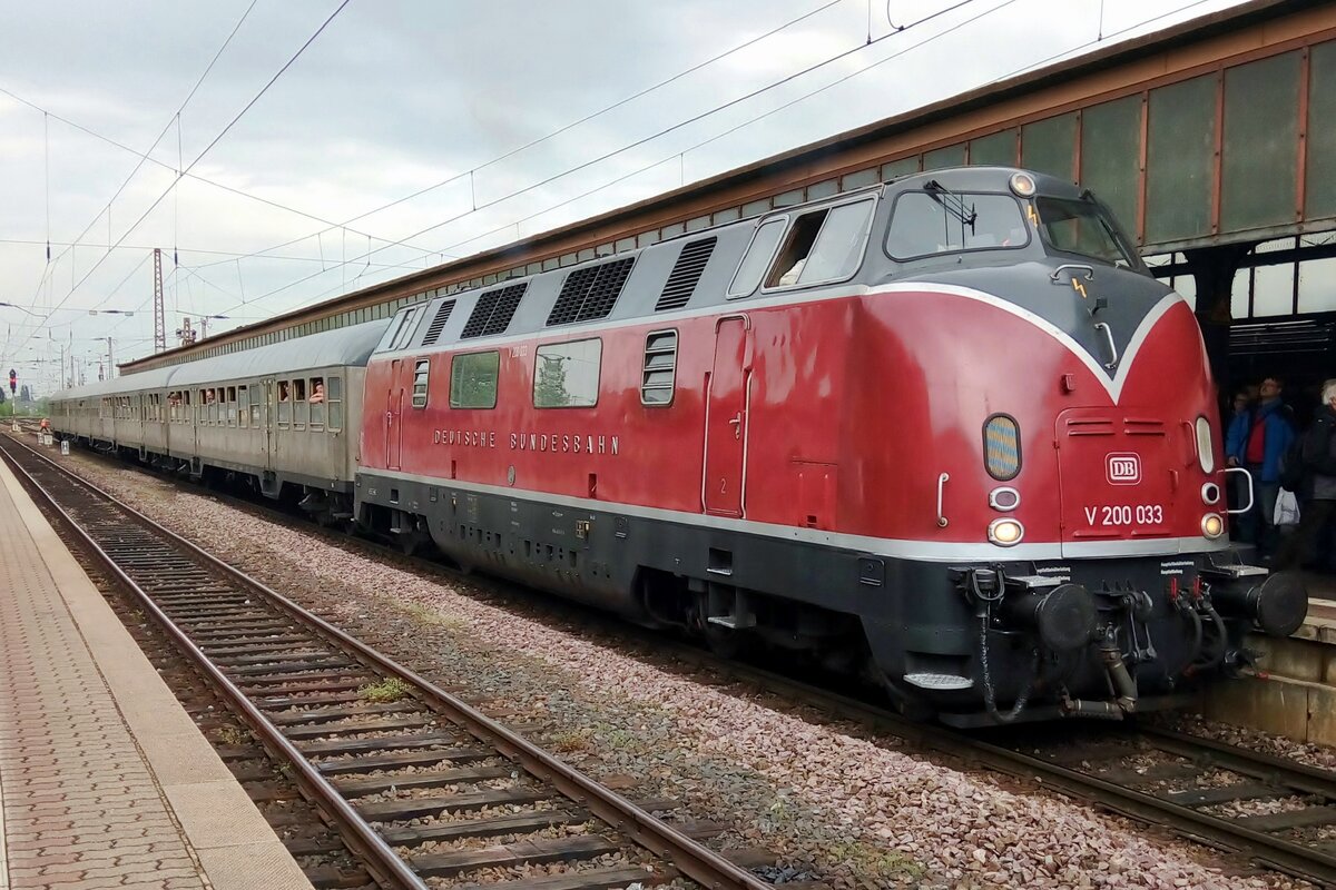 Back in time: V 200 033 stands with Silberlinge at Trier on 29 April 2018.