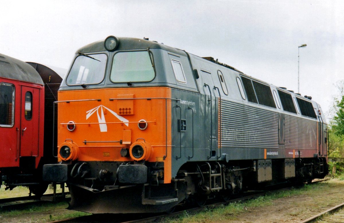 Banestyrelsen 1419 stands at Randers on 23 May 2004.