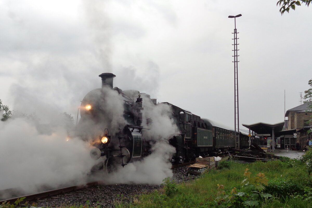 Bavarian Queen 3673 lets off steam during the depart from Neuenmarkt-Wirsberg with a steam special on 19 May 2018.