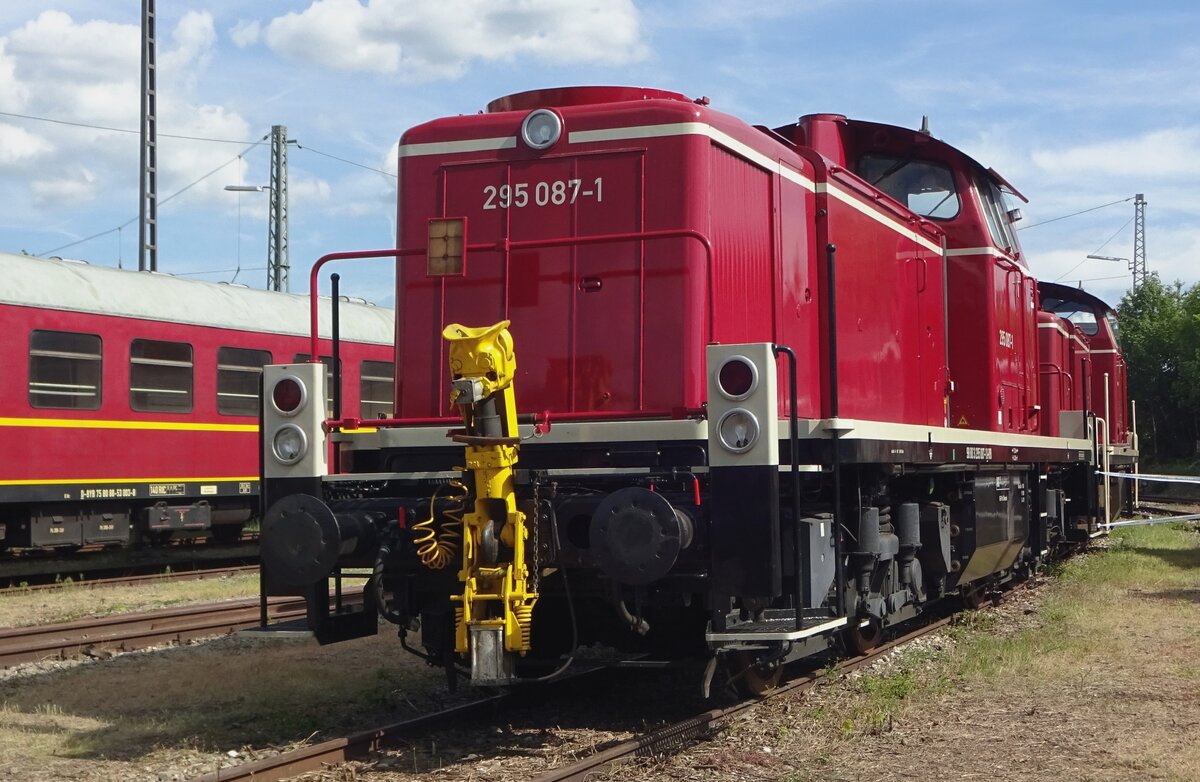 Bayernbahn 295 087 shows her auto-coupler at Nördlingen on 1 June 2019.