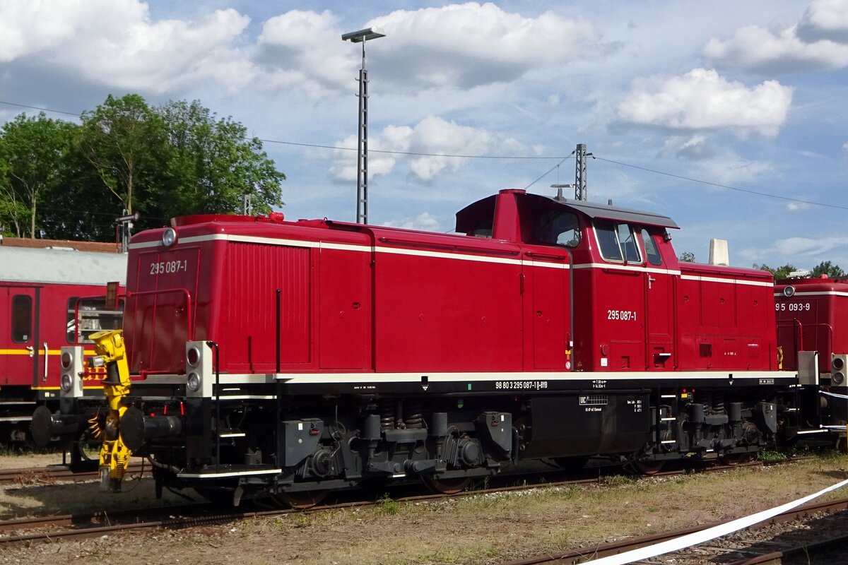 Bayernbahn 295 087 shows her auto-coupler at Nördlingen on 1 June 2019.