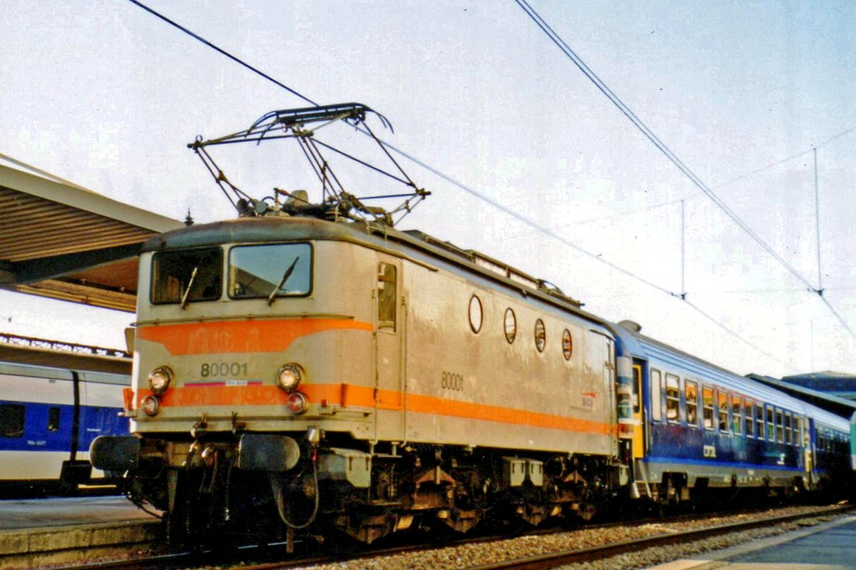 BB 80001 shunts overnight stock at Paris-Austerlitz on the evening of 20 May 2003.