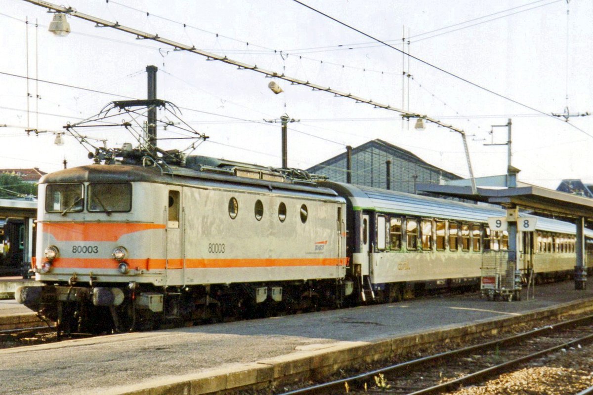 BB 80003 shunts overnight stock at Paris-Austerlitz on the evening of 20 May 2003.