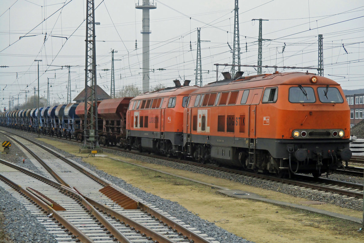 BBL 17, ex DB 225 099 stands with a works train in Rheine on 9 April 2018.