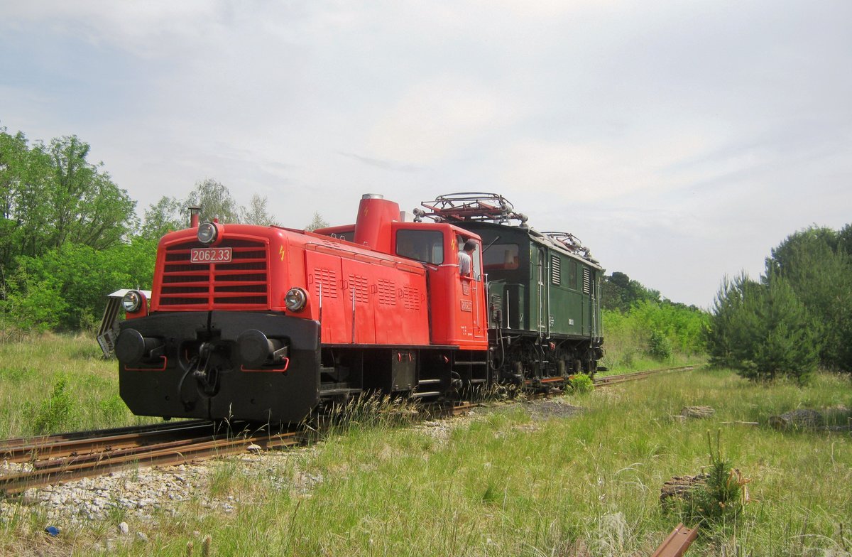 BBÖ 2062.33 shunts an o0ld electric loco in the Heizhaus Strasshof on 28 May 2012.