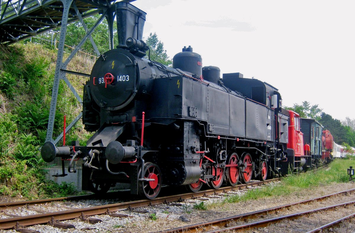 BBÖ 93.1403 stands in the Heizhaus Strasshof on 28 May 2012.