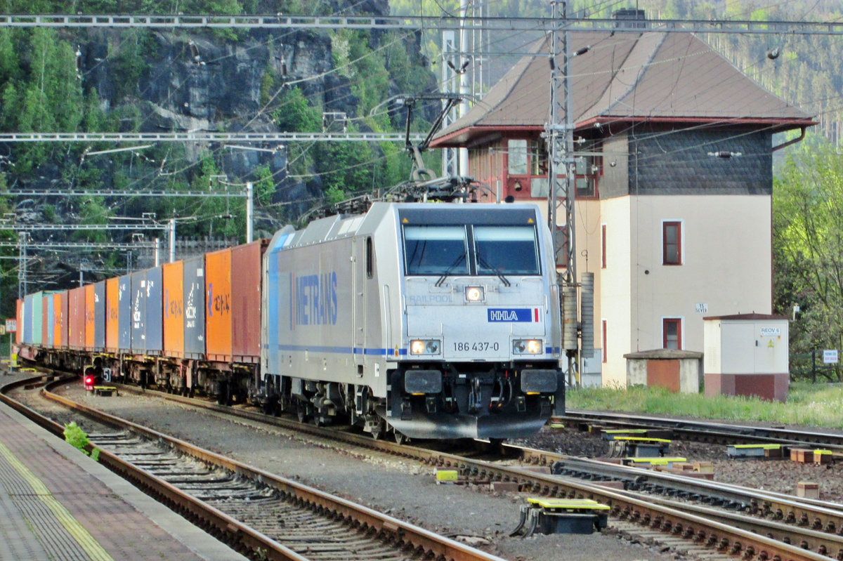 Be quick! Metrans 186 437 is about to call for one minute at Decin hl.n. to drop of a train driver.