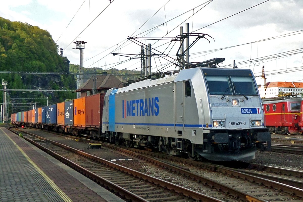 Be quick! Metrans 186 437 is about to call for one minute at Decin hl.n. to drop of a train driver.