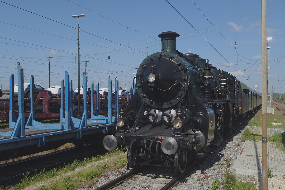 BEM's 3673 hauls an extra train into Donauwörth on 18 May 2023 and gets photographed from the railway platform with some photo-zooming.
