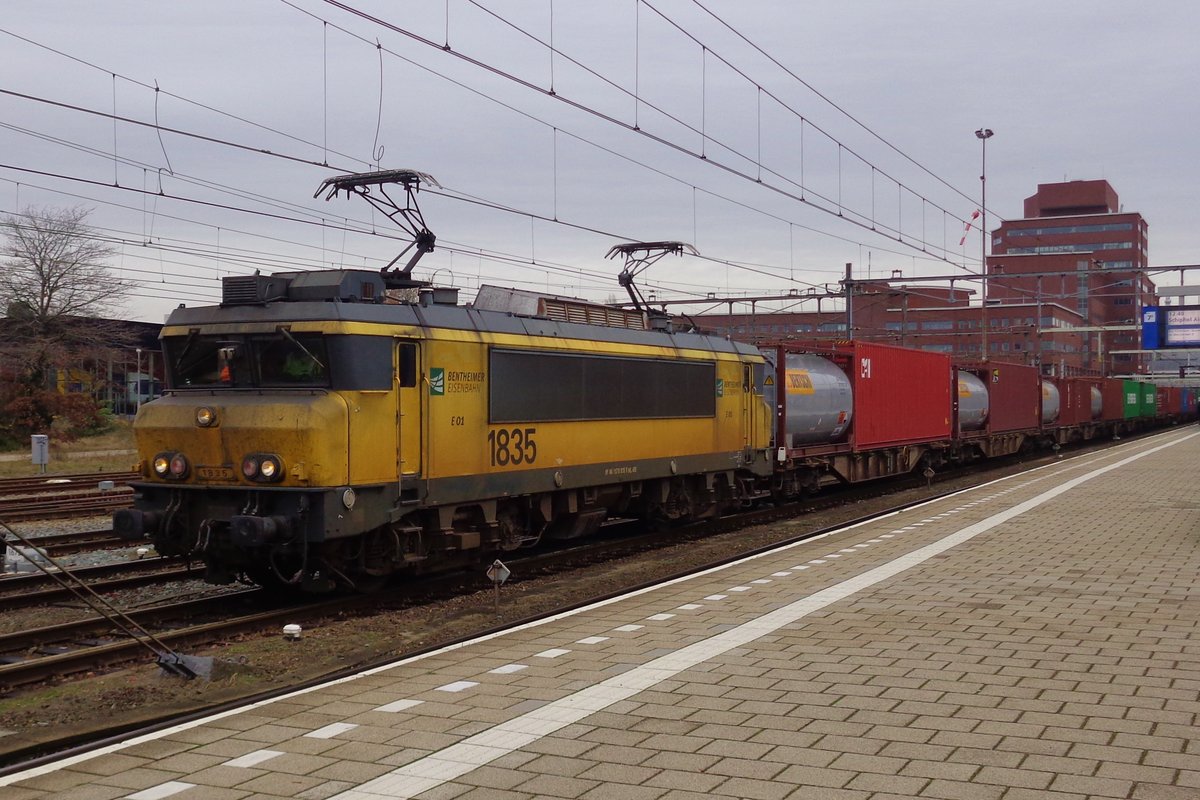 Bentheimer Eisenbahn E01, also known as 1835, hauls a container train through Amersfoort on 5 December 2018.