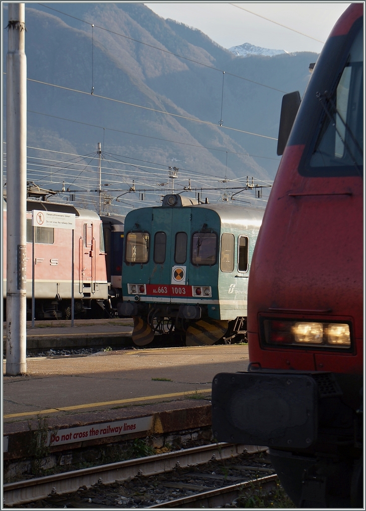 Between a SBB Re 4/4 II and Re 460 The FS Aln 663 1003 in Domodossla. 

08.12.2014