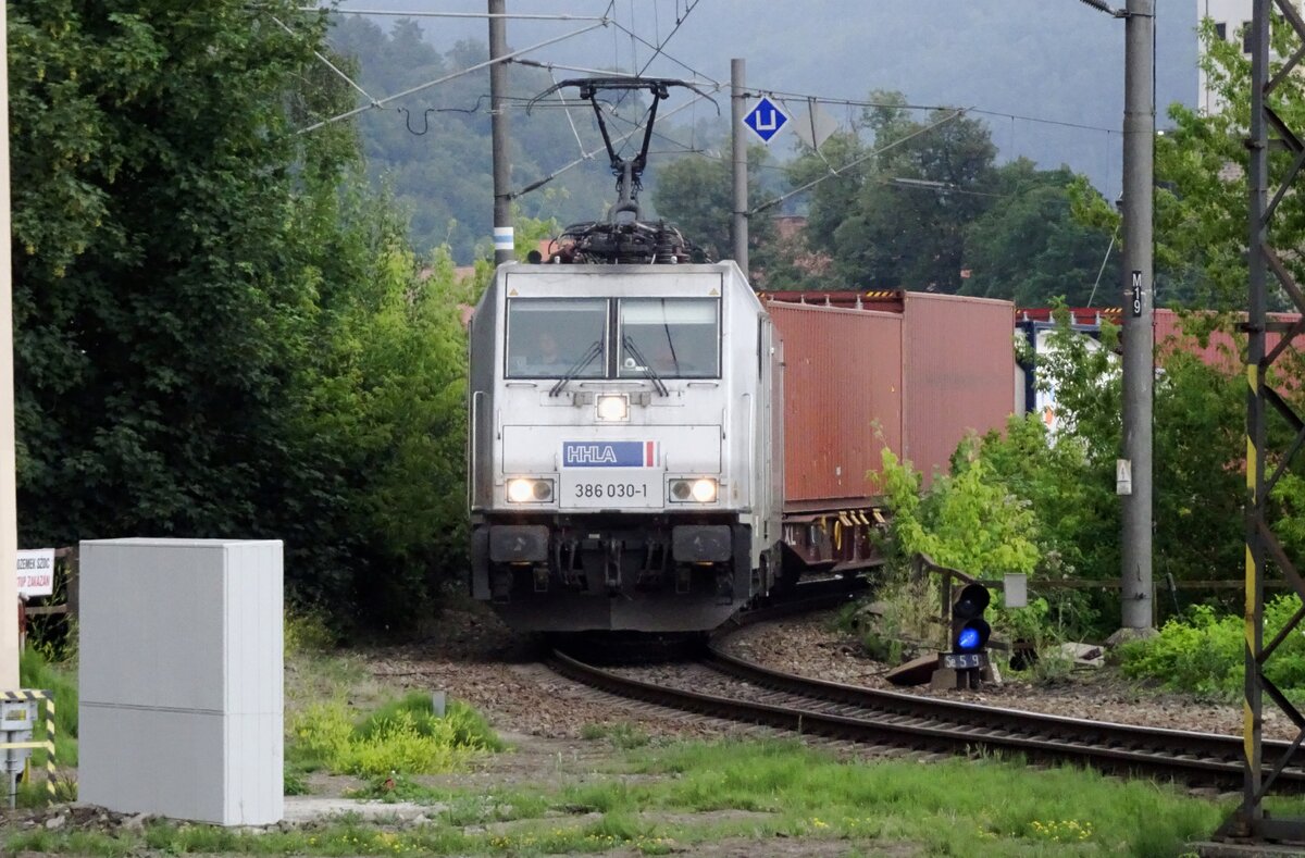 Between Decin-Vychod and Decin hl.n. Metrans 386 030 keeps her head up on 20 June 2022.