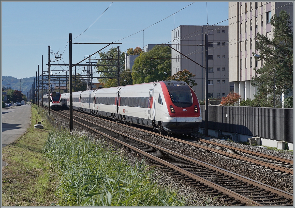 Between Lengnau and Grenchen Süd is a SBB ICN on the way to Zürich and in the background runs SBB RABe 523 052 to Biel/Bienne. 

14.10.2021