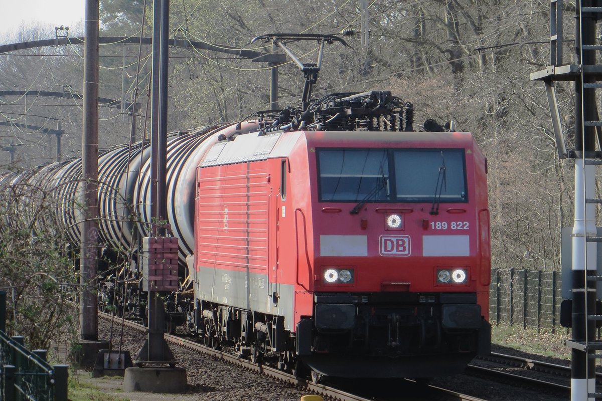 Between the masts and catenaries DBC 189 822 seems to smuggle herself through Tilburg-Universiteit on 31 March 2021.