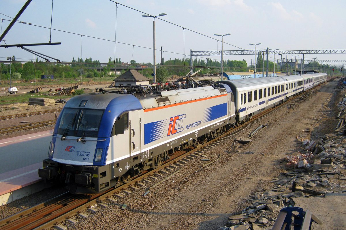 Bird's eye view on 370 005 calling at Poznan Glowny on 29 April 2011.