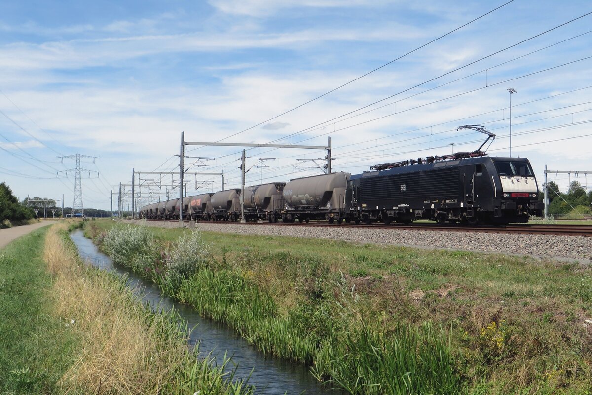 Black DB Cargo 189 099 hauls the alunimumoxyde train through Valburg CUP toward Emmerich on 13 November 2022.