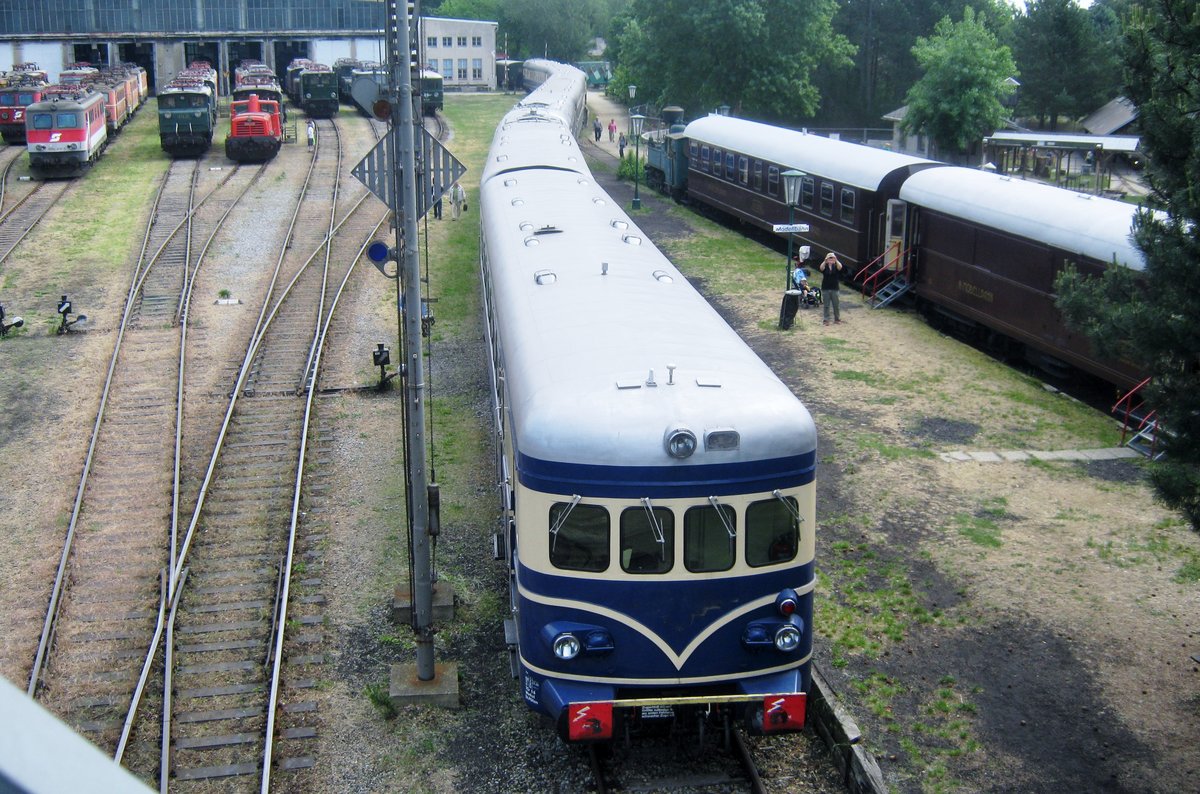 Blauer Blitz (Blue Flash) 6645.02 stands in the heizhaus Strasshof on 28 May 2012.