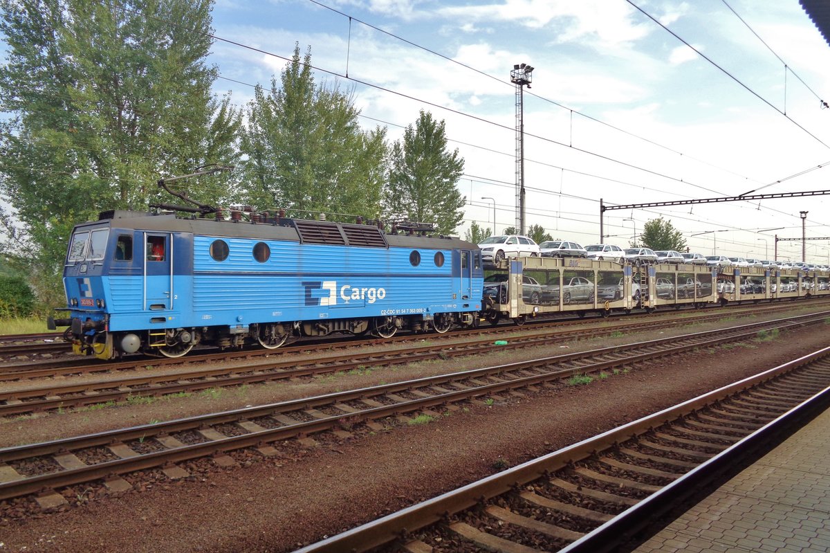BLG car train with 363 009 at the reins stops at Ostrava-Svinov on 13 September 2018.