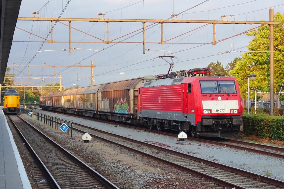 Block train with 189 077 prepares for departure at Oss on 23 September 2021.