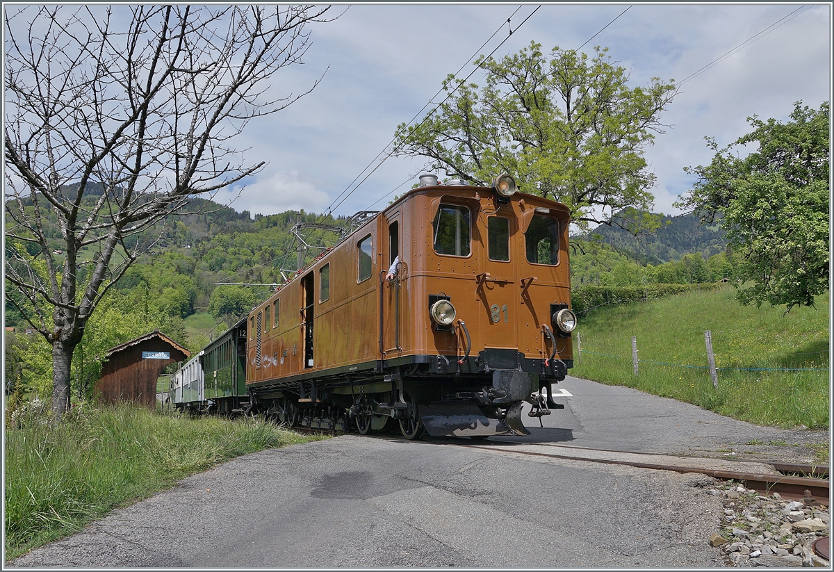 Blonay Chamby Nostalgie & Steam 2021: The Blonay-Chamby Bernina Bahn Ge 4/4 81 in Cornaux on the way to Chamby.

22.05.2021
