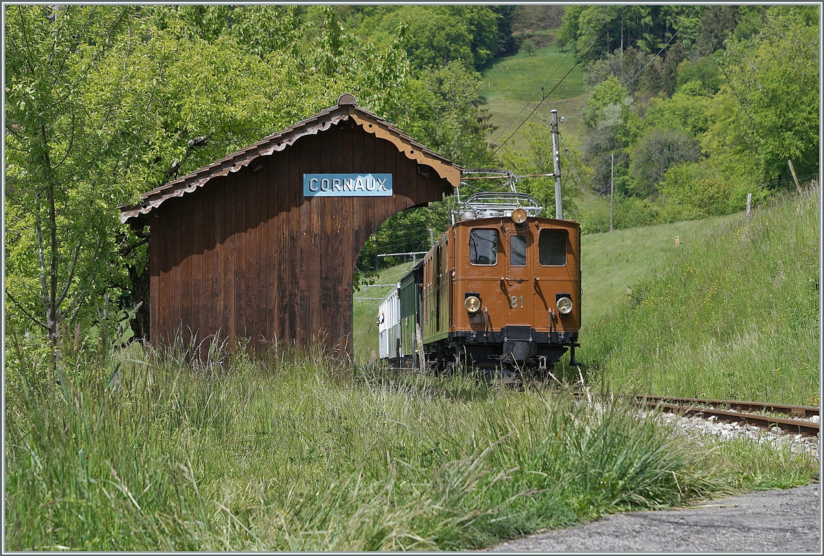 Blonay Chamby Nostalgie & Steam 2021: The Blonay-Chamby Bernina Bahn Ge 4/4 81 in Cornaux on the way to Chamby. 

22.05.2021