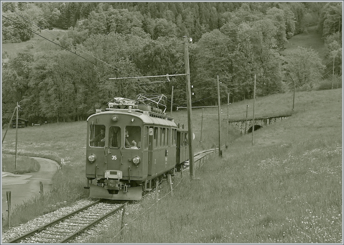 Blonay Chamby Nostalgie & Steam 2021: The Blonay-Chamby RhB ABe 4/4 I 35 near Cornaux on the way to Chamby. 

22.05.2021