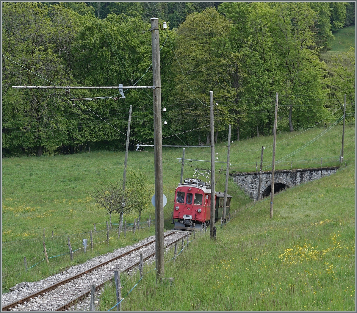 Blonay Chamby Nostalgie & Steam 2021: The Blonay-Chamby RhB ABe 4/4 I 35 near Cornaux on the way to Chamby.

22.05.2021