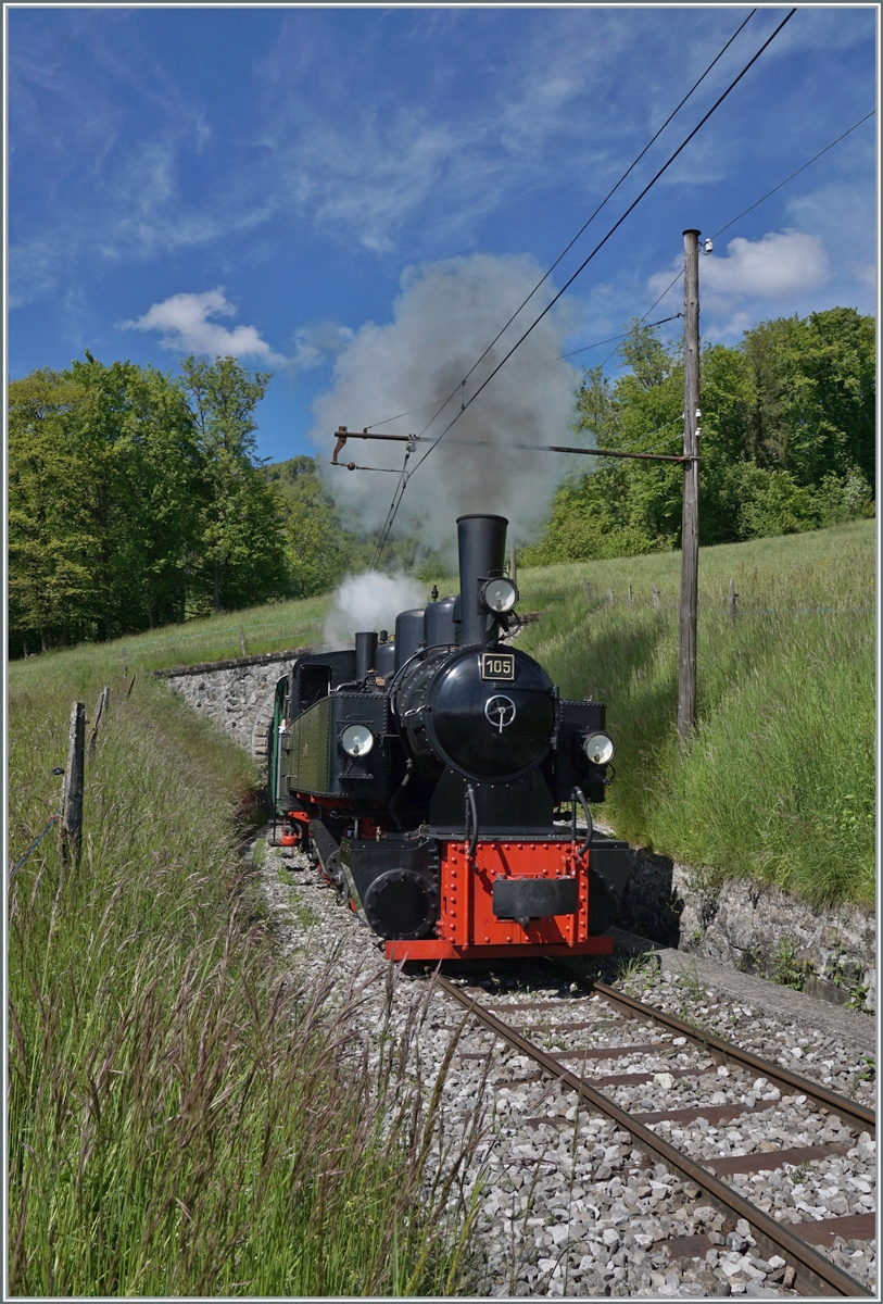 Blonay Chamby Nostalgie & Steam 2021: The Blonay-Chamby G 2x 2/2 105 (ex SEG) is comming out of the 45 Meter long Cornaux Tunnel between Vers-Chez-Robert and Cornaux. 

23.05.2021