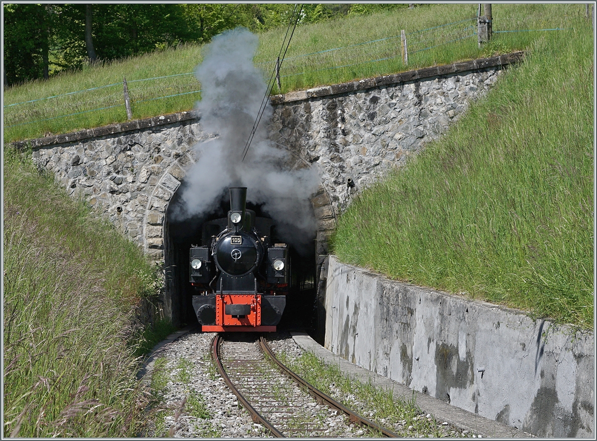 Blonay Chamby Nostalgie & Steam 2021: The Blonay-Chamby G 2x 2/2 105 (ex SEG) is comming out of the 45 Meter long Cornaux Tunnel between Vers-Chez-Robert and Cornaux. 

23.05.2021