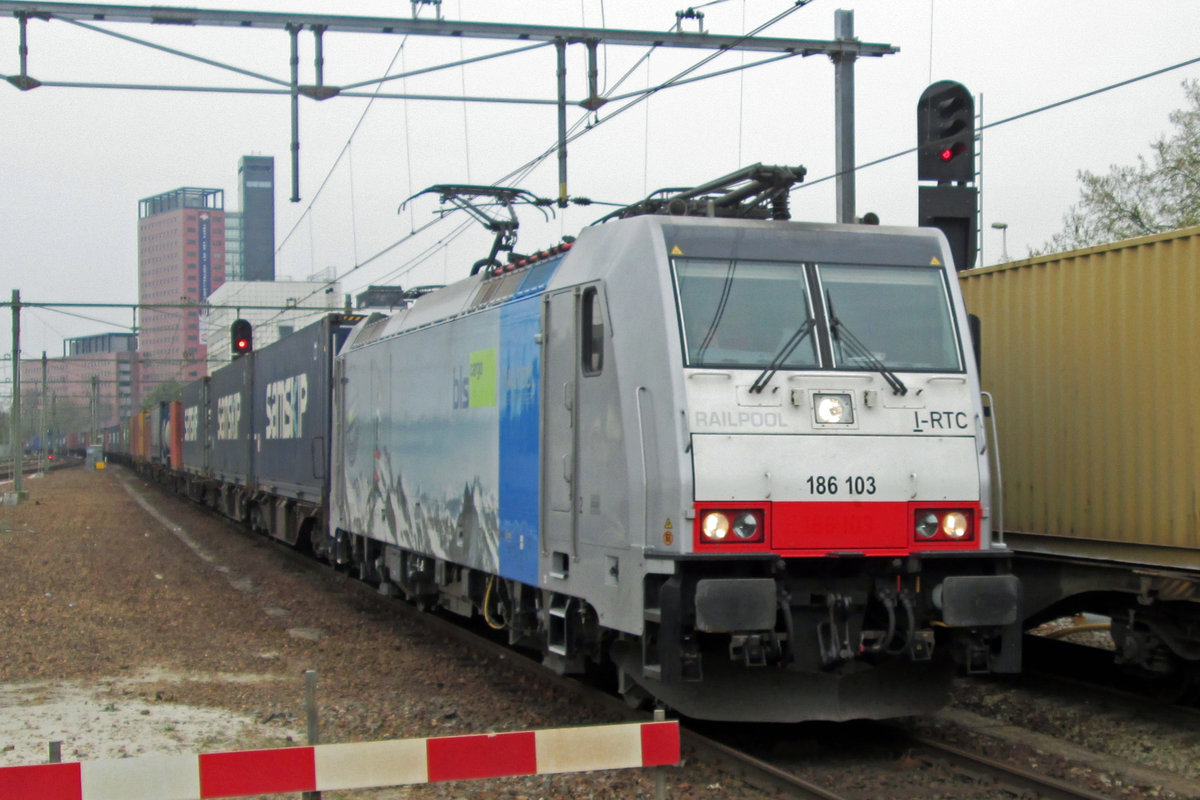 BLS 186 103 hauls the SamSkip intermodal through Tilburg on 14 February 2014.