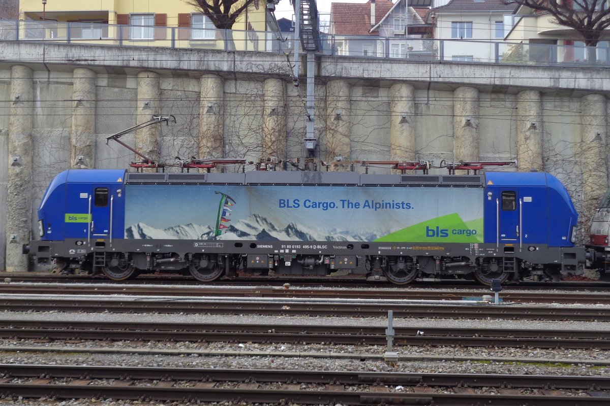 BLS 193 495 stands in SPiez on 1 January 2019. Since the Swiss notation for the Multi-System Vectron (in Germany 193) is Class 475, I put this in Class 475.