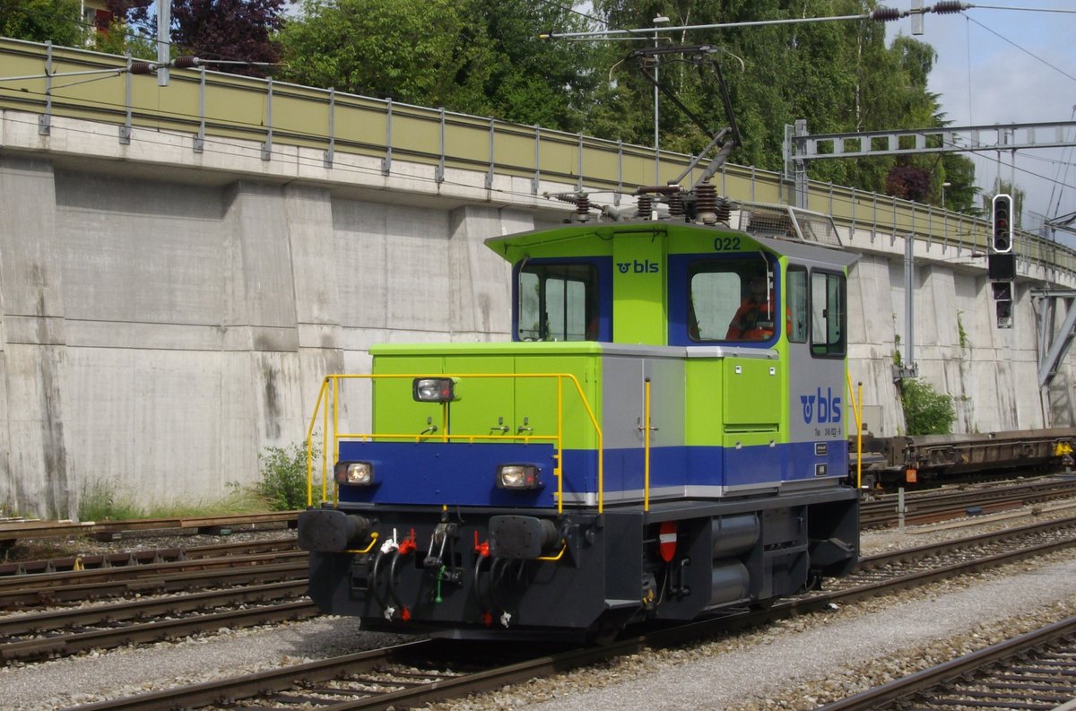 BLS 245 022 runs light through Spiez station on 6 June 2009.