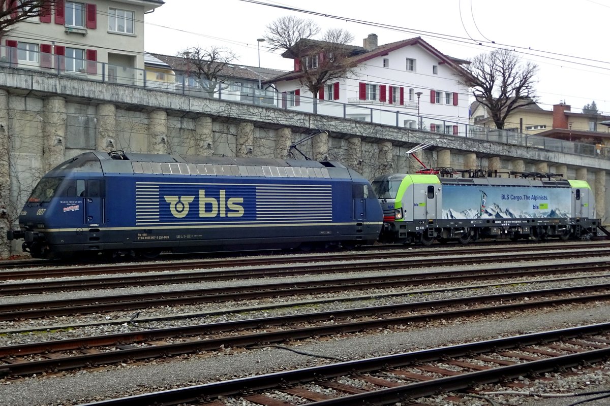 BLS 465 007 stands with a loco train at Spiez on 2 January 2020.