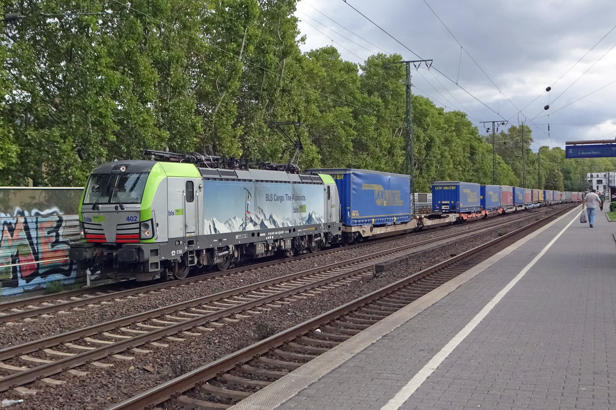 BLS 475 402 hauls an intermodal service through Köln Süd on 20 January 2017.