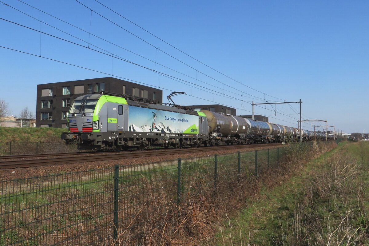 BLS 475 415 hauls a tank train through Tilburg-Reeshof on 5 April 2023.