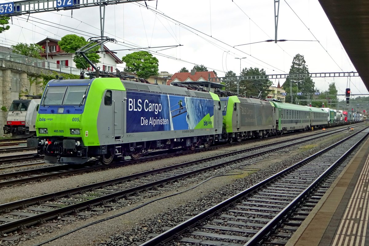 BLS 485 005 departs with one of many intermodal trains toward Milano from Spiez on 28 May 2019.