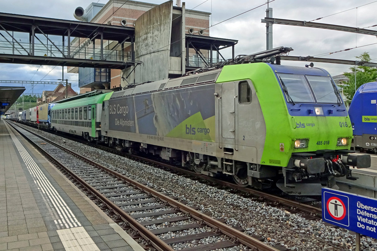 BLS 485 016 hauls one of many intermodal trains through Spiez on 27 May 2019.