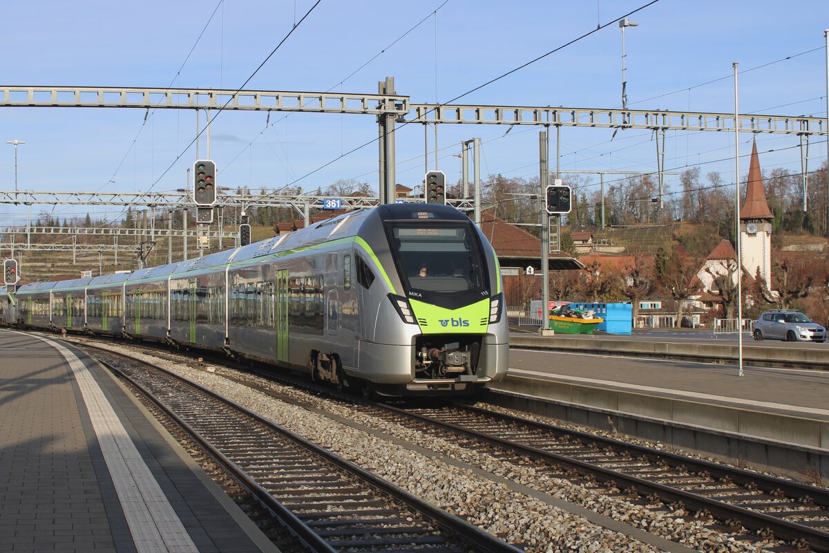 BLS 528 115 is about to call at Thun on 1 January 2024.