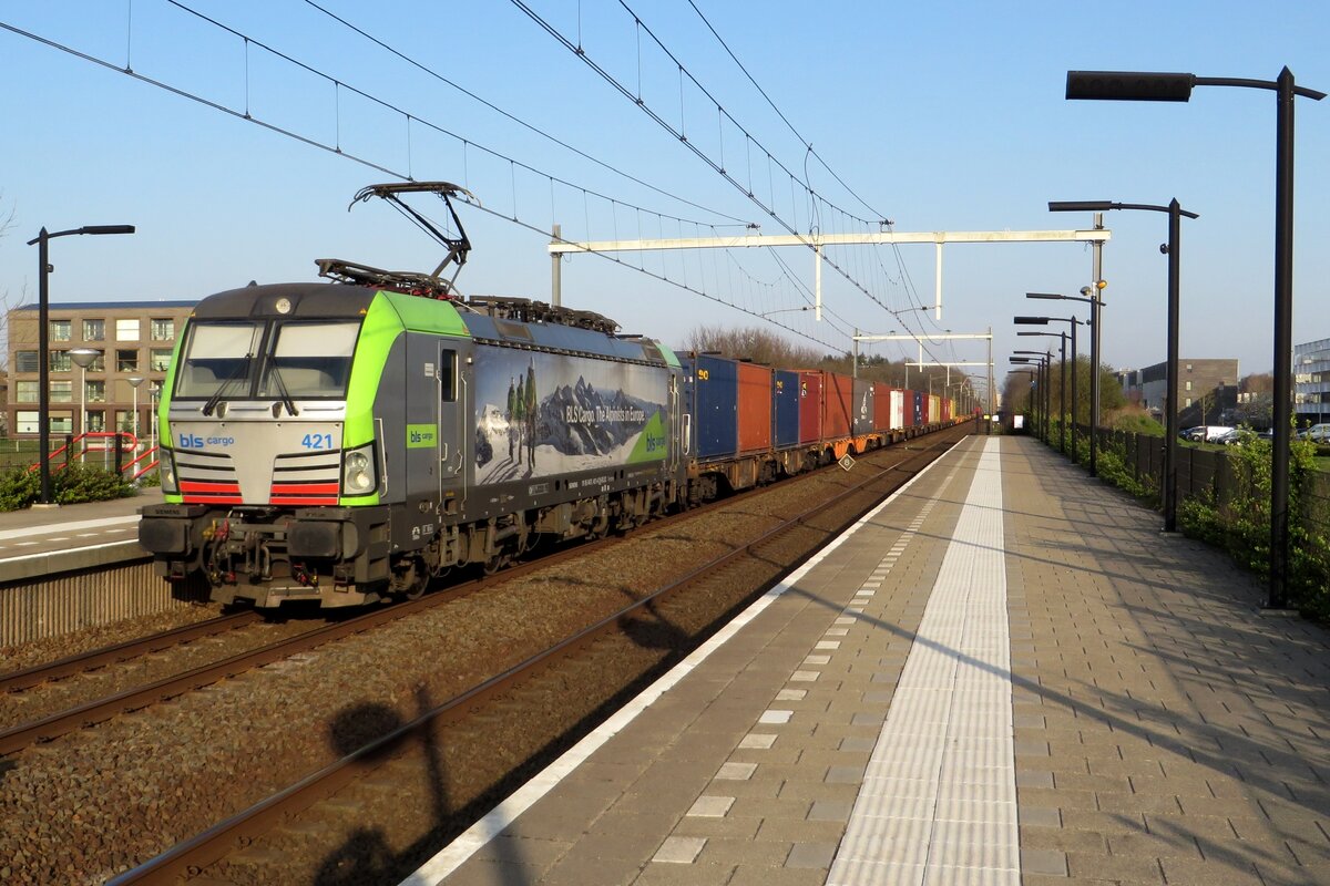 BLS Cargo 475 421 hauls a container train through Tilburg-reeshof on the evening of 5 April 2023.