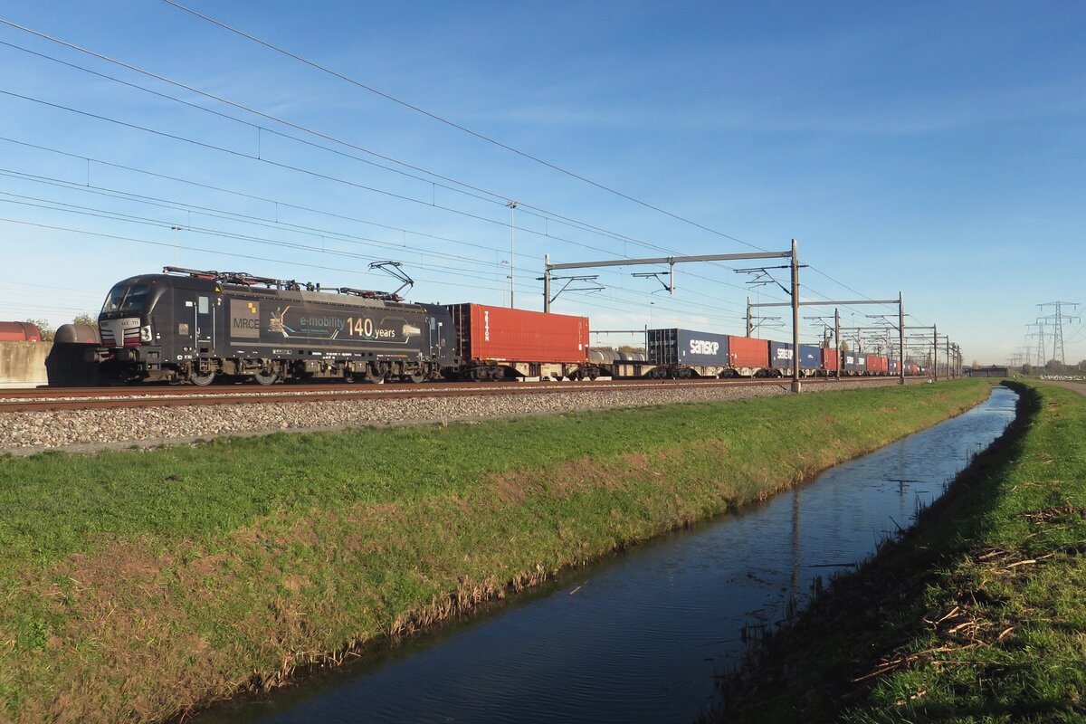 BLS Cargo has ben active in the Netherlands since 2020 and X4E-711 -seen here near Valburg hauling an intermodal train- proved thios on 13 November 2022.