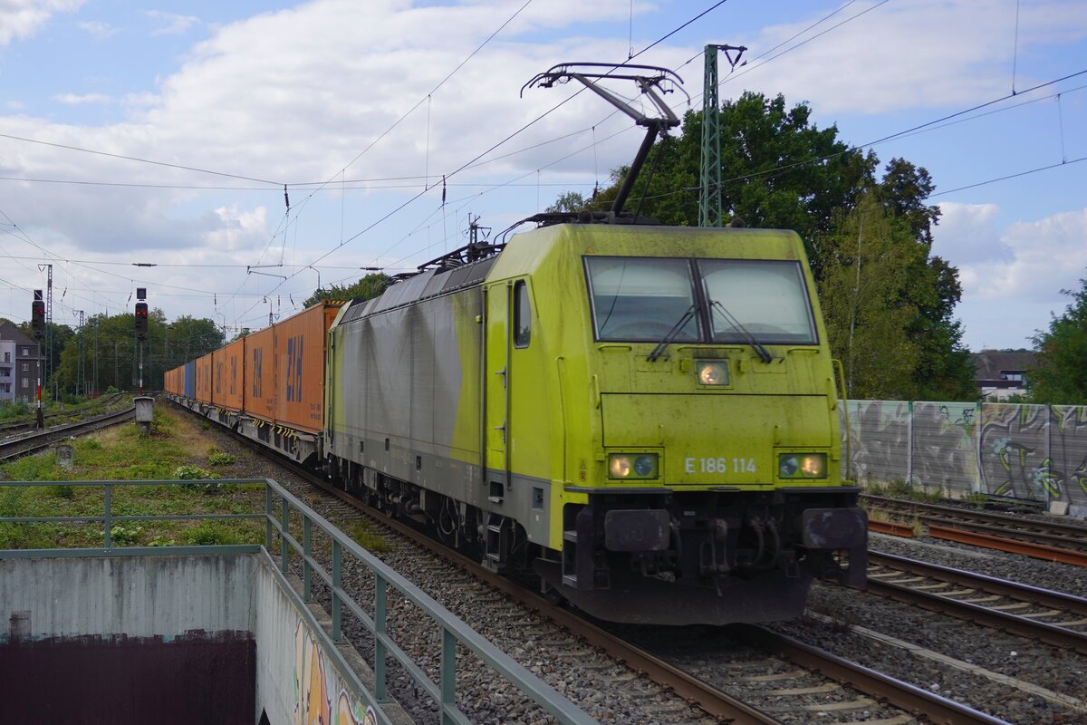 BLS Cargo Nord is the new name of Crossrail Benelux after the full take over of all Crossrail Benelux operations in 2025 -apart fromthe services that went to Medway. In plain Alpha Trains livery, 186 114 hauls a fully loaded container train through Viersen on 22 August 2026.