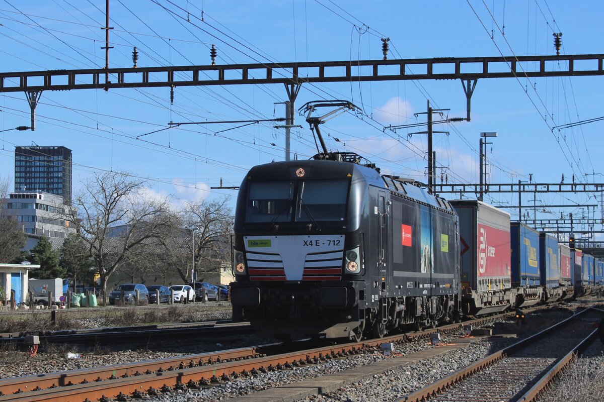 BLS Cargo X4E-712 hauls an iontermodal train through Pratteln on 13 February 2024. 