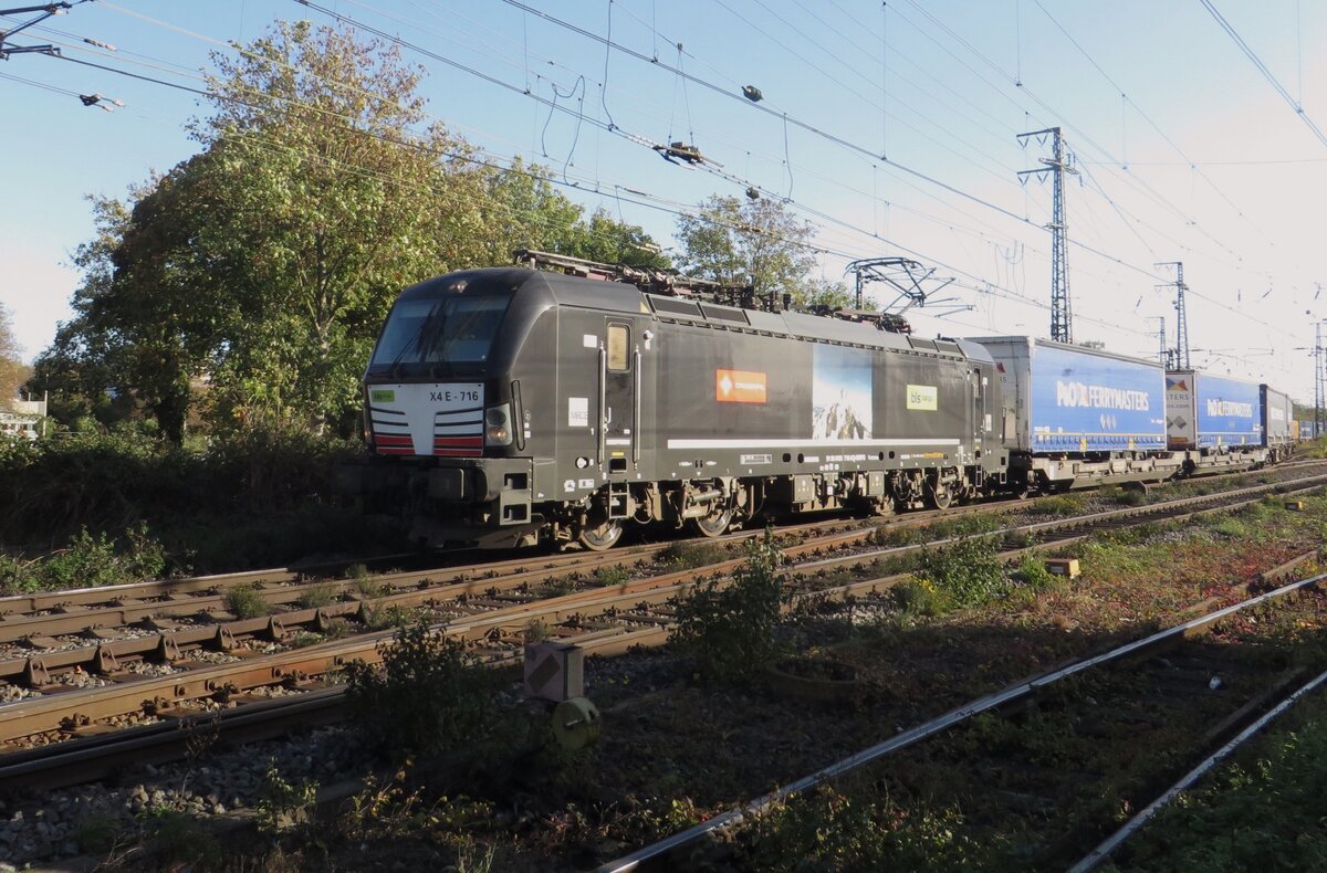 BLS Cargo X4E-716 leaves Emmerich on 1 November 2022.