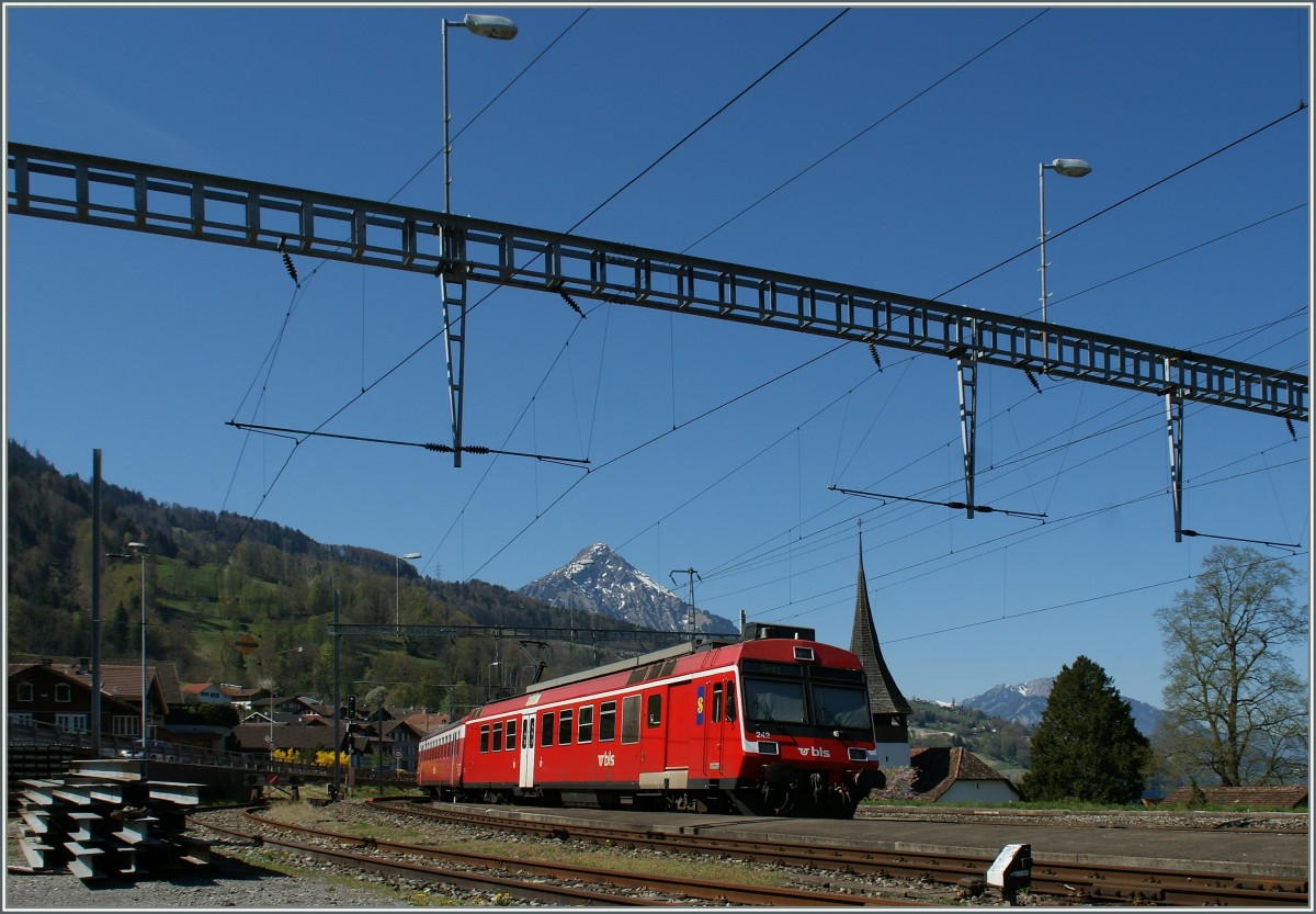 BLS local train to Spiez in Leissigen.
09.04.2011