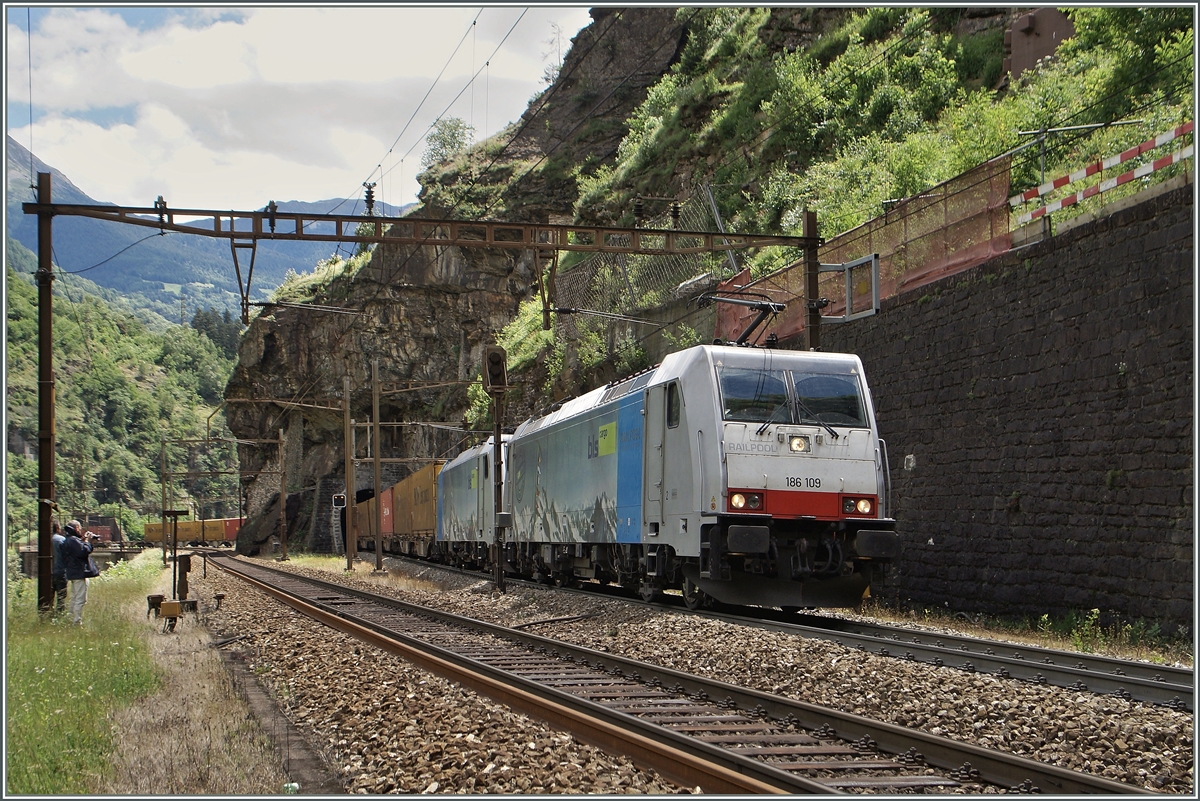 BLS Re 186 009 and an oter one near Faido.
23.06.2015